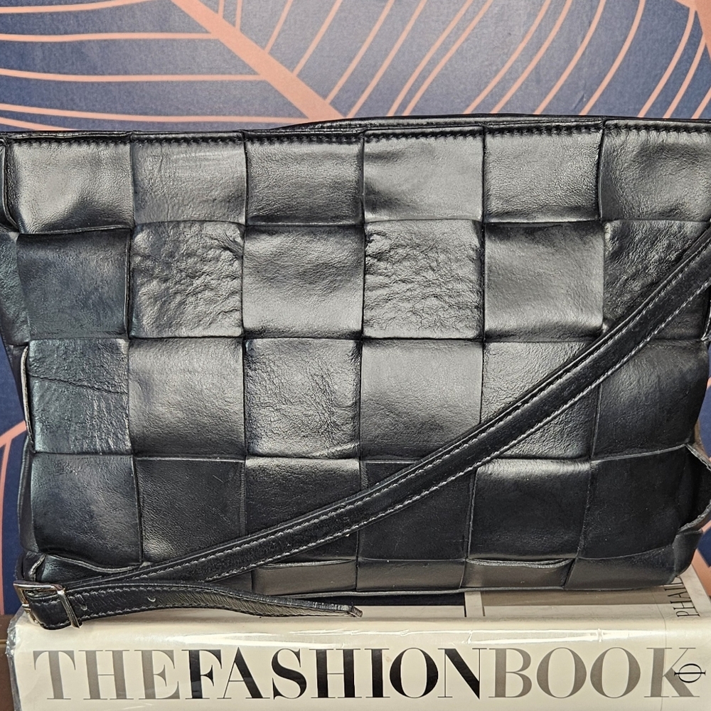 ANNA PAOLA KNITTED BLACK LEATHER SHOULDER BAG